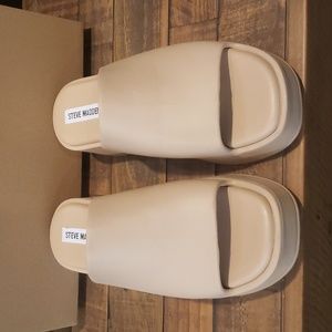 STEVE MADDEN "SLINKY-J" SANDALS